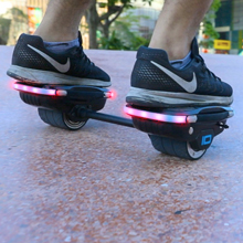 Alles voor uw veiligheid bij de Bestverkochte elektrische steppen (Hoverboard)
Onze Self Balance Boards zijn onderworpen aan een strikte veiligheidsnorm. De snelle sensoren en het audiovisuele waarschuwingspakket, dat fouten onmiddellijk meldt via permanente monitoring, bieden de nodige beveiliging voor u en uw kinderen. Veelkleurige LED's onder de bumpers voor en achter bieden permanente informatie over de huidige batterij en bedrijfsstatus