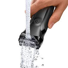 Dit scheerapparaat met scheerblad zijn100% waterdicht
Alle Braun-scheerapparaten zijn waterdicht tot 5 meter. Je kunt het gemakkelijk onder stromend water wassen - voor een hygiënische reiniging.