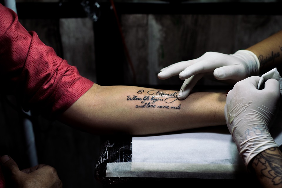 Zelf leren tatoeëren leer je door onder ander het e-book van Tattoo Chiel te lezen met honderden tips hoe je een professionele tatoeëerder kan worden. Veel succes.