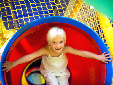 Reizen en kindvriendelijke vakanties kijk steeds uit naar een speeltuin voor de kinderen.